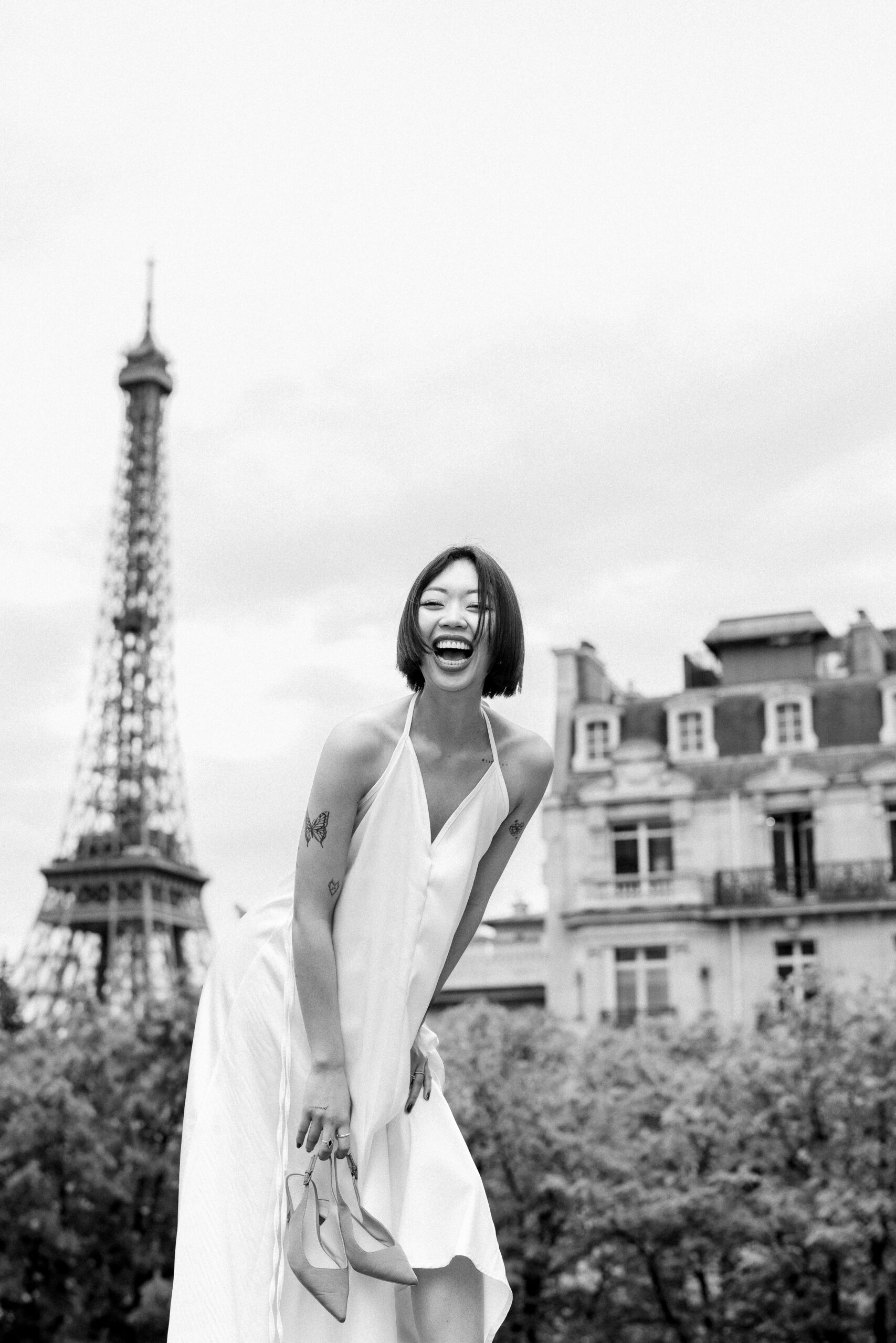 photographe de mariage à Paris pour un portrait de mariée près de la Tour Eiffel avenue Camoens