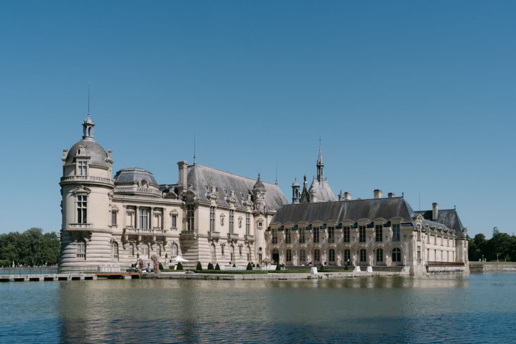 Destinations-photogrpaher in France - ceremony taking place outdoor chateau de chantilly 