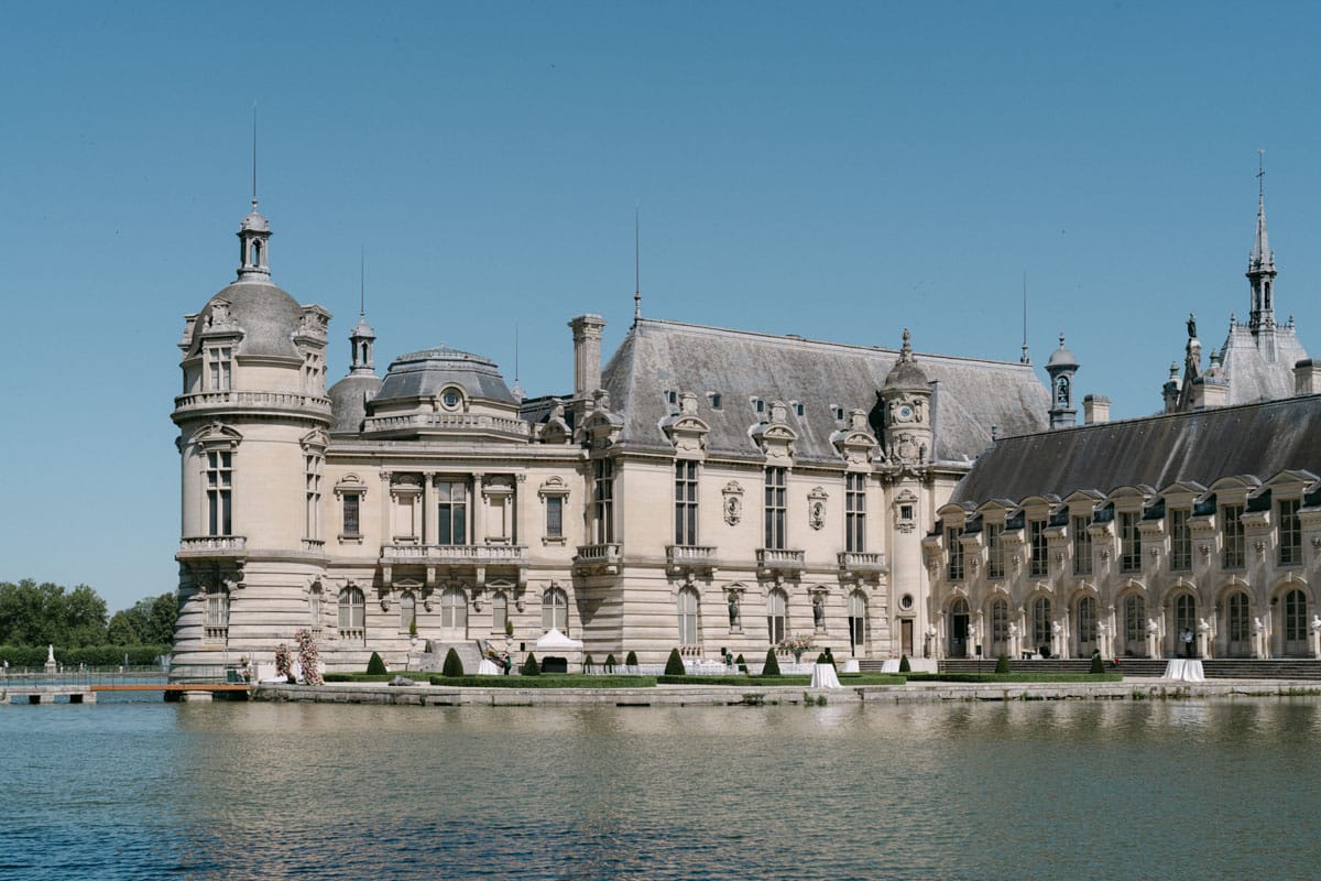 Vue du château. Mariage au château de Chantilly