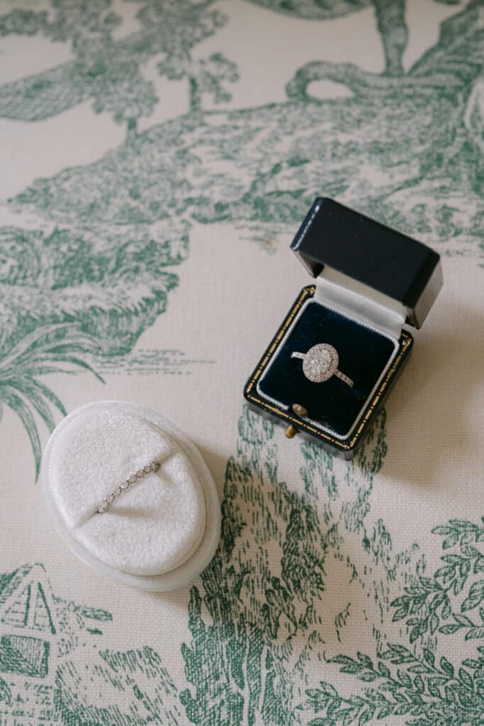 Mariage Château Aveny, Normandie. Bague de fiançailles su fond de toile de Jouy. 
