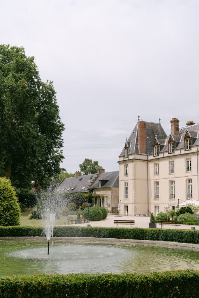 Mariage au Château d'Aveny, Normandie. Vue façade château. 